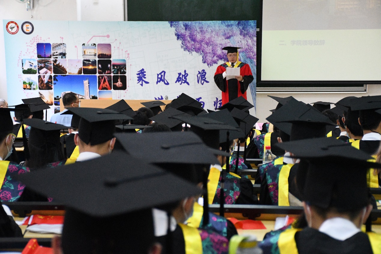 人们在看台上的人和电脑中度可信度描述已自动生成